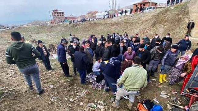 Traktör ile 2 genç 1 çocuk dereye düştü