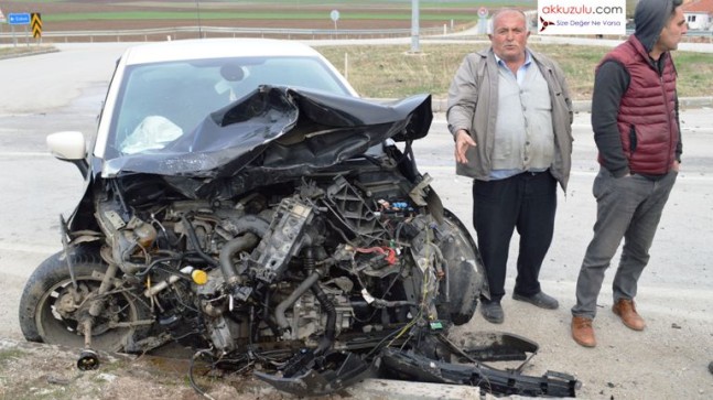 Kaza kavşağında otomobiller çarpıştı 7 yaralı