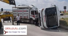 Kamyonet ile servis aracı kazasında 3 kişi yaralandı