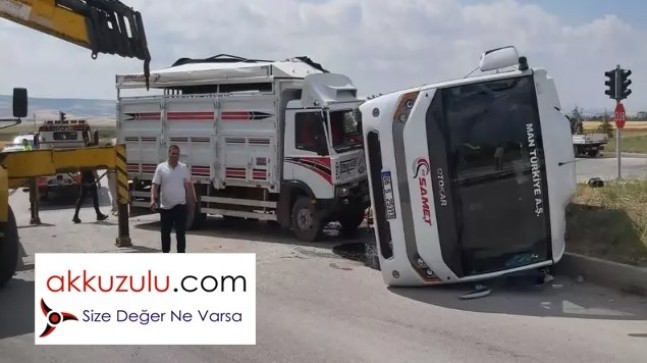 Kamyonet ile servis aracı kazasında 3 kişi yaralandı